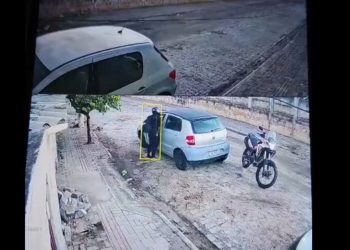 Mulher leva tapa no rosto e tem celular roubado na porta de casa em Cabo Frio