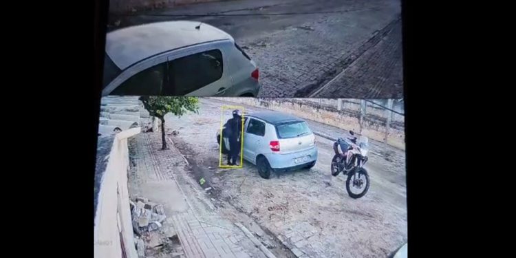 Mulher leva tapa no rosto e tem celular roubado na porta de casa em Cabo Frio